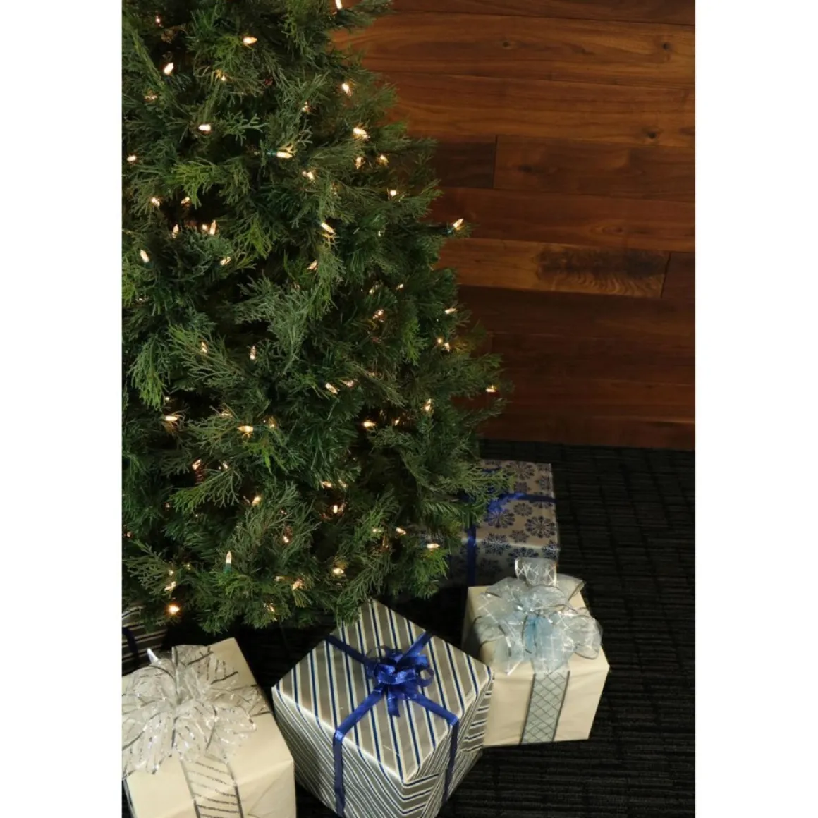 5-Ft. Northern Cedar Teardrop Christmas Tree With Clear Led Lights And Ez Connect